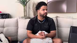 Hytalo Santos, influenciador, sentado em um sofá