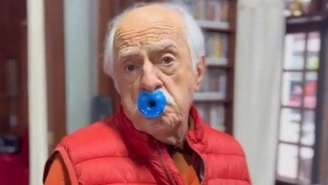 Ary Fontoura ironiza "moda da chupeta": "Nova trend mundial"