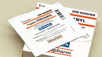 Pelo menos 100 pessoas morreram após consumirem fentanil medicinal contaminado por uma bactéria em vários hospitais da Argentina, segundo estimativa do governo de Javier Milei nesta quinta-feira (14).