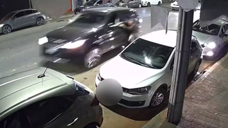 Homem é arrastado por carro de luxo durante briga por vaga de estacionamento