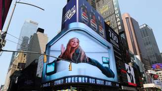 Publicidade estrelada pela atriz norte-americana Sydney Sweeney, que dividiu opiniões, levantando críticas por supostamente ser eugenista e sexista, aparece na Times Square, em Nova York.