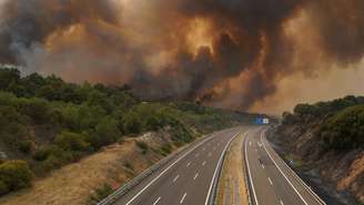 Incêndio próximo a uma estrada na Galícia, na Espanha, em 15 de agosto de 2025.