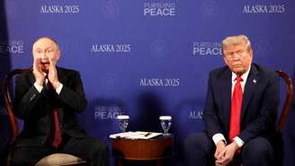 O presidente dos EUA, Donald Trump, encontra-se com o presidente russo, Vladimir Putin, em Anchorage, Alasca, EUA, em 15 de agosto de 2025.