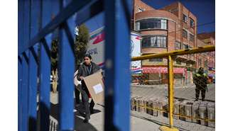 Trabalhador carrega materiais para eleição, em El Alto, na Bolívia 16/08/2025