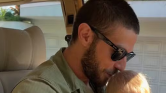 Chay Suede encanta web ao publicar foto ao lado da filha mais nova