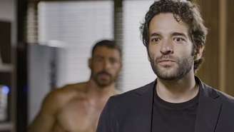 Afonso (Humberto Carrão) flagra Maria de Fátima (Bella Campos) na cama com César (Cauã Reymond) em cena de ‘Vale Tudo’