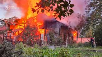 Bombeiro tenta debelar fogo em área residencial atingida por ataques russos na região de Lviv, Ucrânia, em 21 de agosto de 2025.