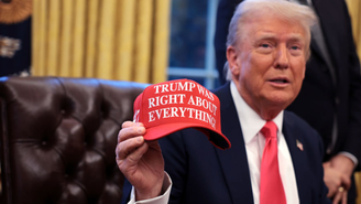 O presidente Donald Trump segura um chapéu e afirma: "Trump estava certo sobre tudo" após assinar decretos no Salão Oval da Casa Branca