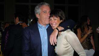 Ghislaine Maxwell negou muitas das teorias da conspiração que vêm surgindo sobre Jeffrey Epstein