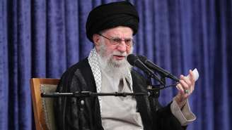 O aiatolá Ali Khamenei se manifesta contra qualquer negociação entre Irã e Estados Unidos, em 24 de agosto de 2025, em Teerã.