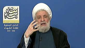 O líder do Hezbollah, Naim Qassem, durante antigo discurso televisionado, no Líbano, em 16 de fevereiro de 2025.
