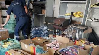 A alfândega francesa anunciou a apreensão de 24.000 camisas de futebol falsificadas, na França, em julho de 2025.