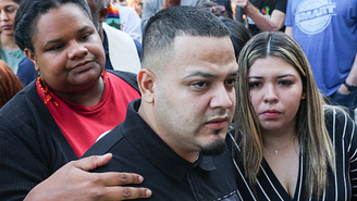 Kilmar Abrego Garcia e sua esposa, Jennifer Vasquez Sura, entram em um escritório de campo do Serviço de Imigração e Alfândega dos EUA (ICE) em 25 de agosto de 2025, em Baltimore, Maryland. O governo americano ameaça deportar Garcia, um trabalhador da construção civil de Maryland, de El Salvador, para Uganda, após ele ter rejeitado um acordo judicial para ser acusado de tráfico de pessoas e deportado para a Costa Rica. No início deste ano, Garcia foi deportado injustamente para uma notória prisão antiterrorismo, a CECOT, em El Salvador.