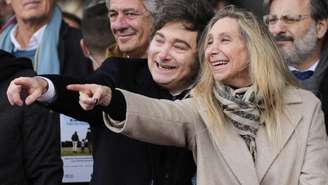 O presidente argentino Javier Milei, à esquerda, e sua irmã Karina Milei, secretária-geral da presidência, participam da cerimônia de abertura da exposição anual da Sociedade Rural, em Buenos Aires, Argentina, no sábado, 26 de julho de 2025