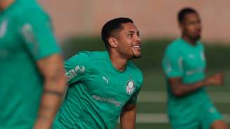 Atacante do Palmeiras Vitor Roque durante treinamento