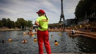 Salva-vidas garante o lazer seguro dos banhistas no rio Sena, em Paris, 5 de julho de 2025.