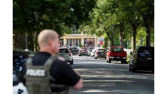 Policial em local de ataque a tiros em Mineápolis, nesta quarta-feira, 27