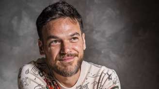 Emilio Dantas é pai dos pequenos Roque e Raul