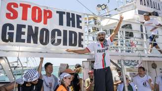 Membro da Flotilha da Liberdade no navio Handala, antes da partida do barco para Gaza, na Sicília, sul da Itália, em 13 de julho de 2025.