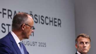 O chanceler alemão, Friedrich Merz, (à esquerda) participa de uma coletiva de imprensa conjunta com o presidente francês, Emmanuel Macron, após uma reunião do gabinete franco-alemão e do Conselho Franco-Alemão de Defesa e Segurança (CFADS), em Toulon, no sul da França, em 29 de agosto de 2025.