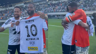 Neymar entrega camisa para astro da NFL durante jogo do Santos