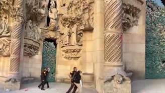 Mulheres foram detidas por seguranças depois de espirrarem tinta vermelha e preta em uma coluna da famosa igreja