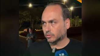 Carlos Bolsonaro em vigília em Brasília antes do julgamento no STF