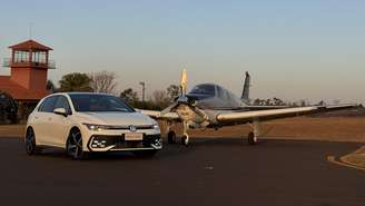 Volkswagen Golf GTI e Beechcraft Bonanza G36