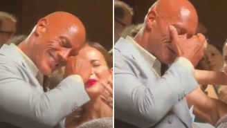Dwayne Johnson fica emocionado após novo filme receber 15 minutos de aplausos no Festival de Cinema de Veneza