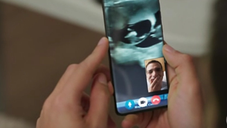 Cena de Vale Tudo em que Afonso (Humberto Carrão) aparece com três mãos