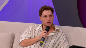 Ator Diego Martins durante participação no Sala de TV