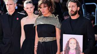 Os produtores executivos Joaquin Phoenix e Rooney Mara ao lado do diretor Kaouther Ben Hania e do ator Motaz Malhees segurando uma foto de Hind Rajab