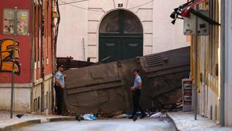 Policiais perto do local do acidente depois que o vagão do funicular da Glória, uma atração turística popular, descarrilou e caiu, resultando em várias vítimas, de acordo com as autoridades, em Lisboa, Portugal, em 4 de setembro de 2025.