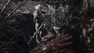 Soldados ucranianos disparam um morteiro contra posições das tropas russas perto de Kostyantynivka, na região de Donetsk, em 26 de agosto de 2025.