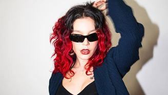 Priscilla abandonou os fios ruivos