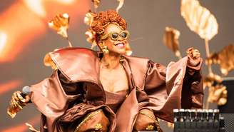 Karol Conká traz o filho Conjota ao palco do The Town pela primeira vez