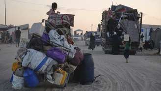 Palestinos deslocados fugindo do norte da Faixa de Gaza se movem com seus pertences ao longo da Sea Road, na Cidade de Gaza, segunda-feira, 1º de setembro de 2025.