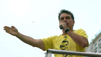 O senador Flávio Bolsonaro discursou, em Copacabana, para aliados do pai