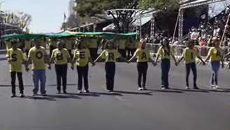 Estudante formaram a palavra 'soberania' durante desfile de 7 de Setembro em Brasília