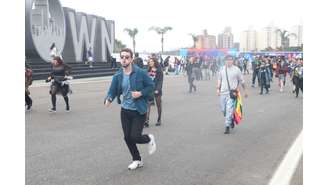 Fãs correm para garantir o lugar mais próximo do palco