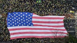 Manifestantes levaram bandeira gigante dos EUA para av. Paulista neste domingo
