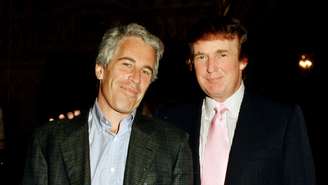 Epstein e Trump em 1997 — foram próximos por anos, mas Trump afirma que romperam no início dos anos 2000