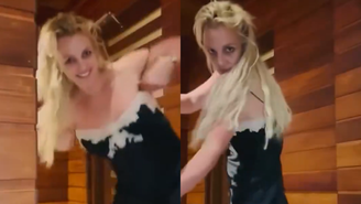 Britney Spears dança em banheiro de restaurante