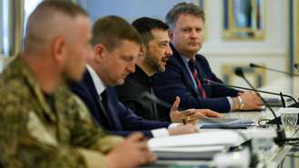 O presidente ucraniano, Volodymyr Zelensky, conversa com o Secretário de Relações Exteriores britânico. Em Kiev, em 12 de setembro de 2025.