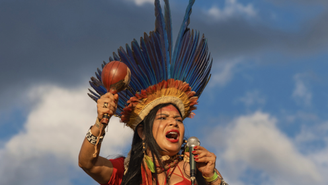 Mara Barreto Sinhosewawe Xavante, autora do artigo, durante manifestação pela preservação das terras de seu povo.