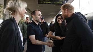 O príncipe Harry, do Reino Unido, nesta foto fornecida pela companhia ferroviária da Ucrânia Ukrzaliznytsia. Em Kiev, em 12 de setembro de 2025.