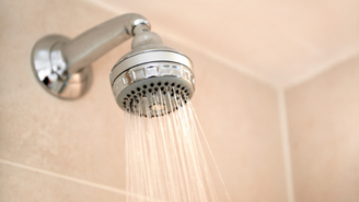 Fazer xixi no banho economiza água? Entenda benefícios da prática