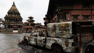 Um carro incendiado após protestos anticorrupção em Laliptur, Nepal, em 11 de setembro de 2025.