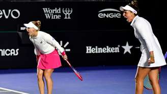 Laura de branco e rosa e Ingrid de branco 