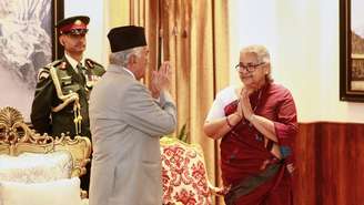 A ex-presidente da Suprema Corte, Sushila Karki, à direita, cumprimenta o presidente nepalês Ram Chandra Poudel após tomar posse como primeira-ministra interina durante uma cerimônia na residência presidencial em Katmandu, Nepal, sexta-feira, 12 de setembro de 2025.